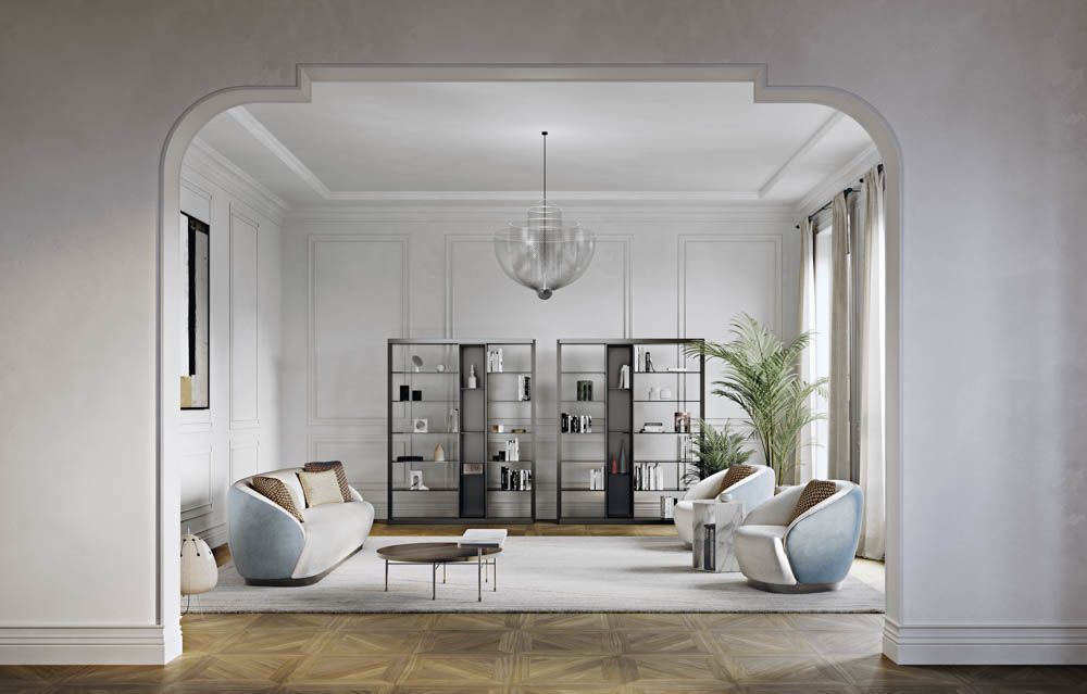 Een woonkamer met een bank, stoelen, boekenplanken en een kroonluchter.