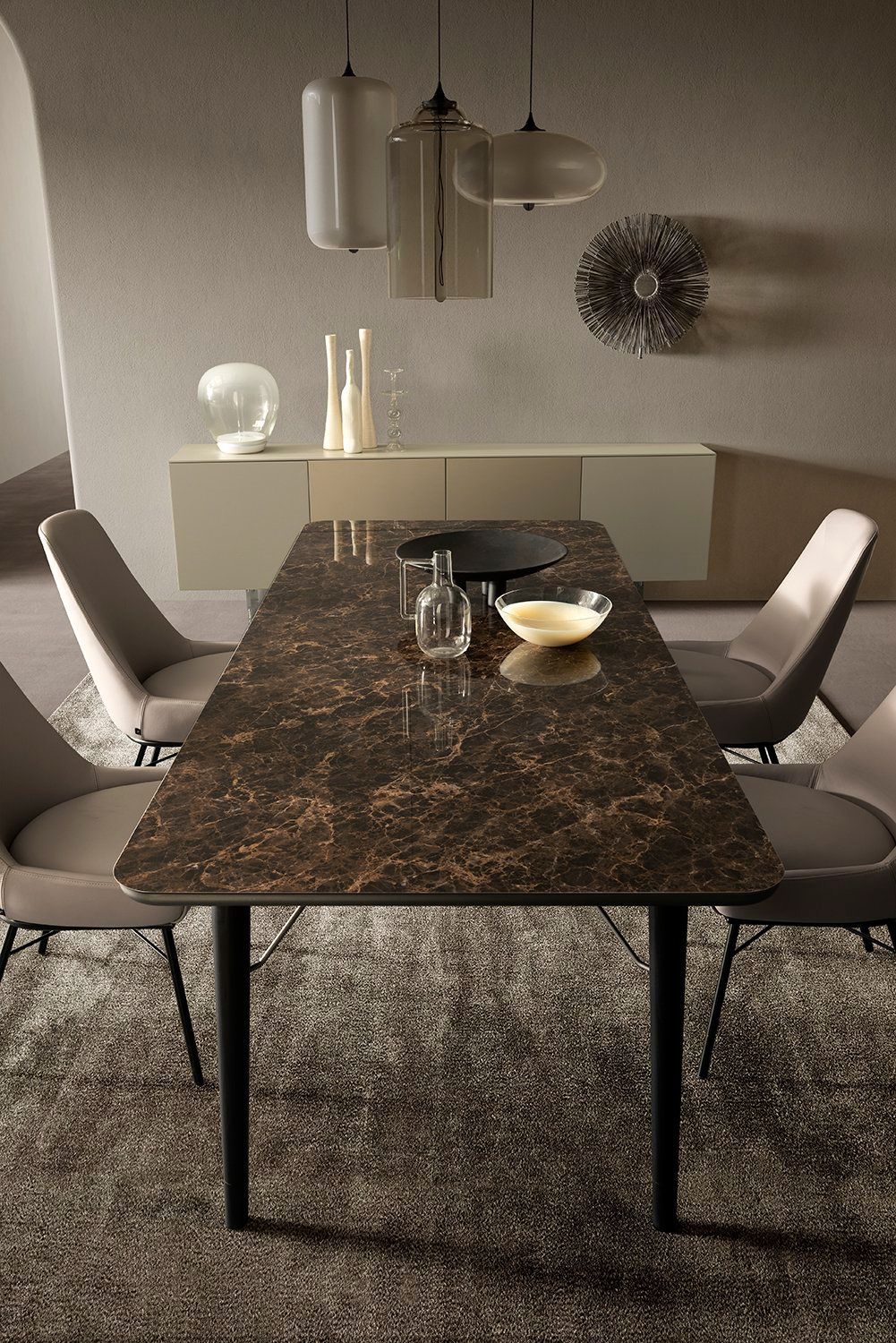 Een eetkamer met een marmeren tafel en stoelen