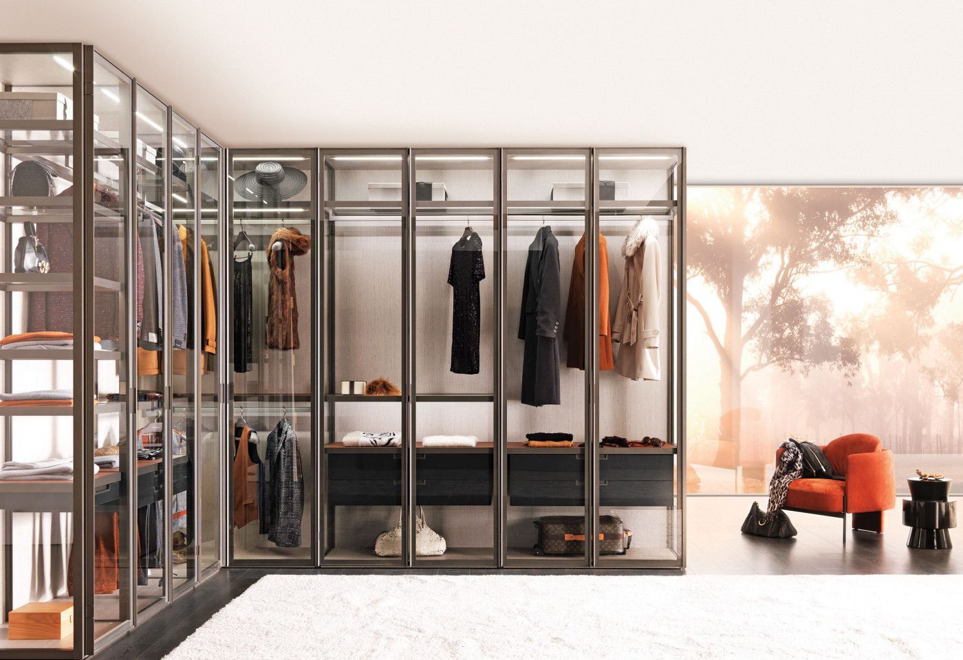 Een inloopkast met veel kleding en een stoel