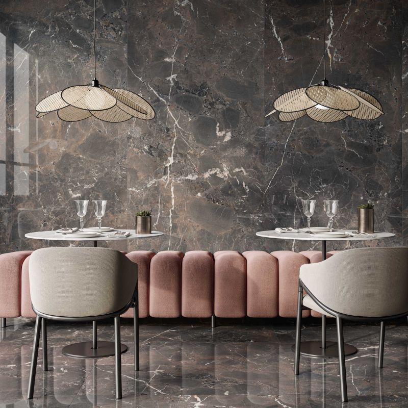 Een eetkamer met tafels en stoelen en een marmeren muur