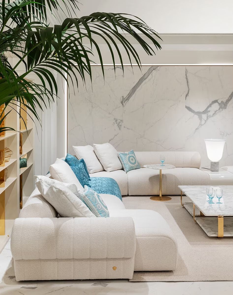 Een woonkamer met een bank en een salontafel