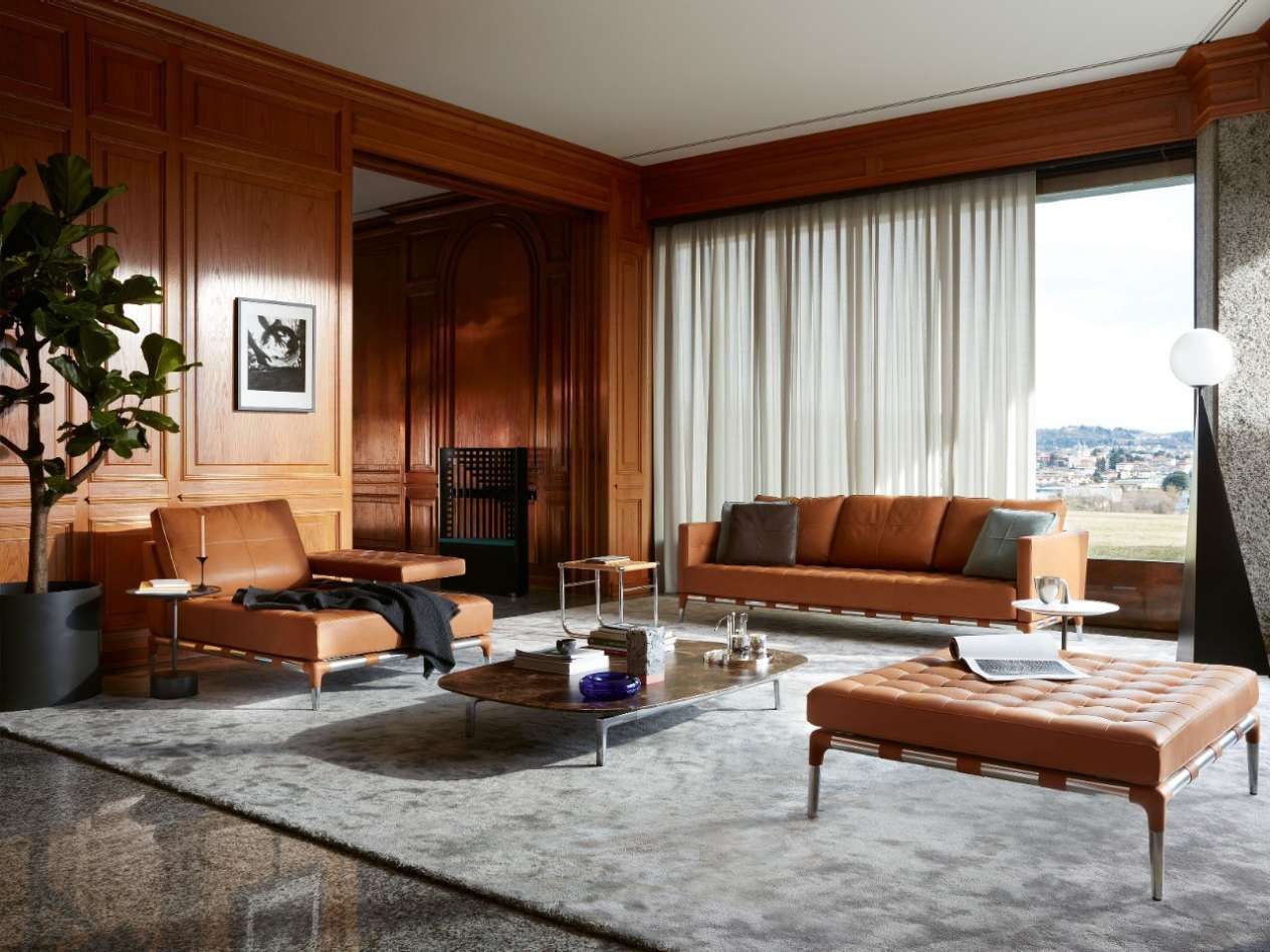 Een woonkamer gevuld met meubels en een groot raam.