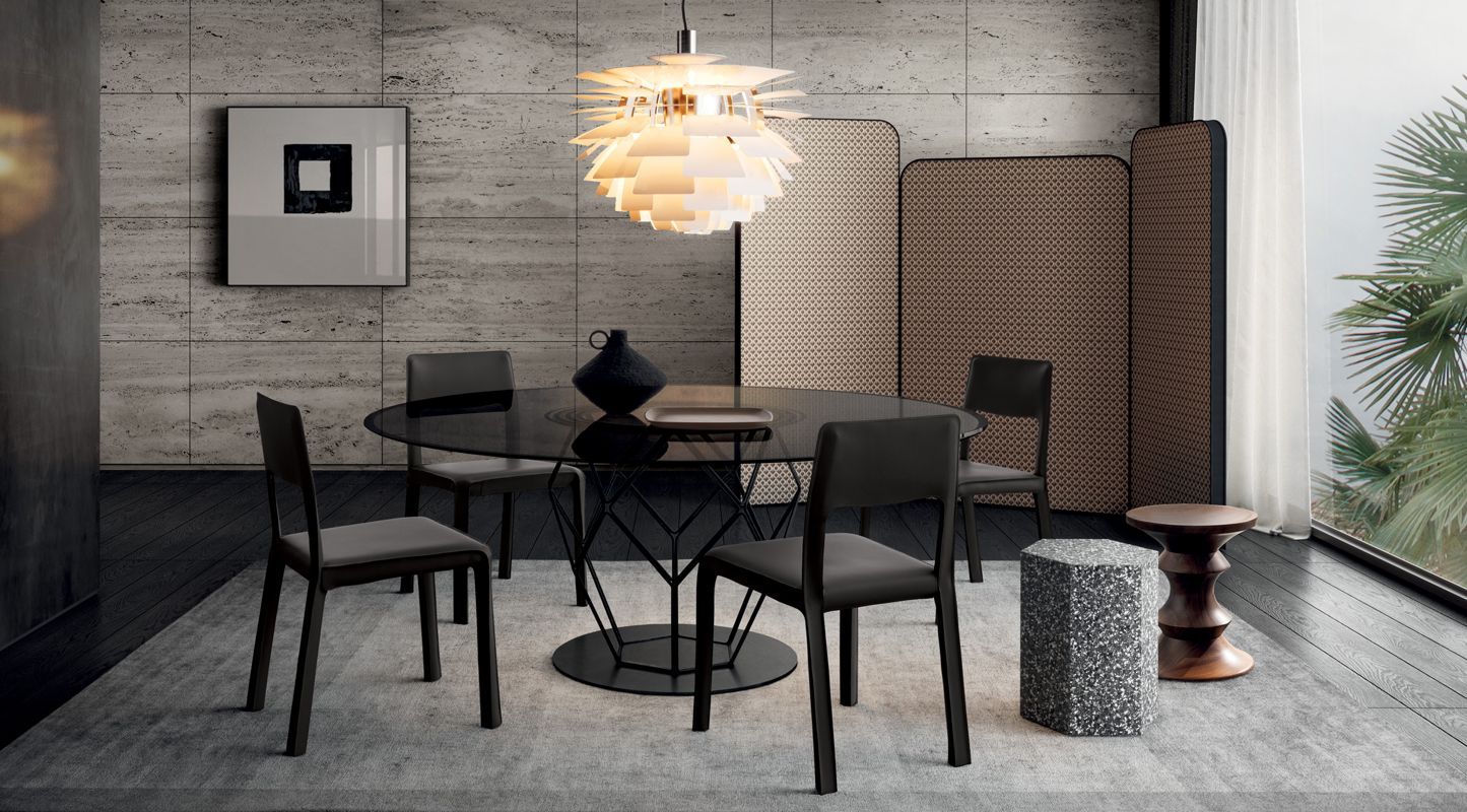 Een eetkamer met een tafel, stoelen en een kleed.