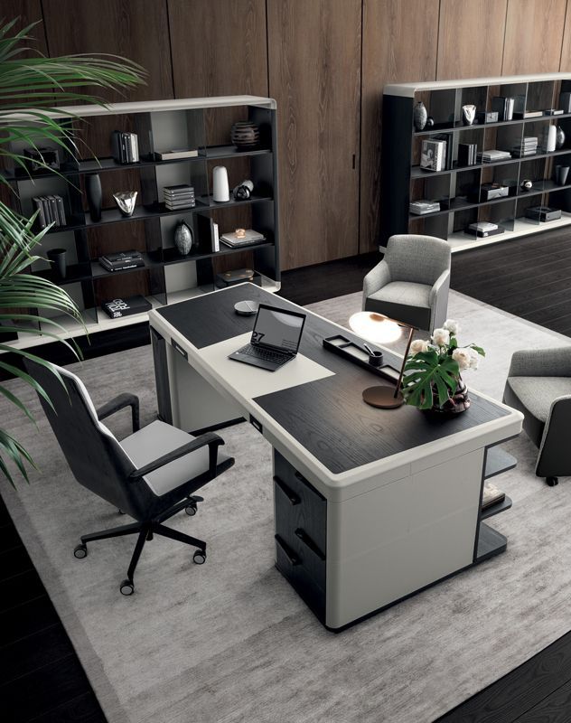 Een bureau met een laptop erop in een woonkamer