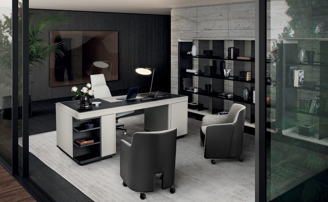 Een modern kantoor met een bureau, stoelen en planken
