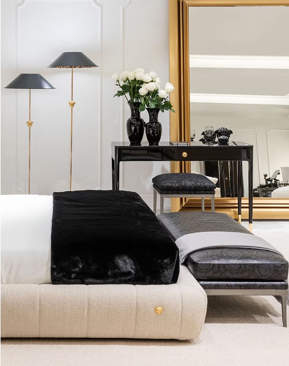 Een slaapkamer met een grote spiegel en een bed
