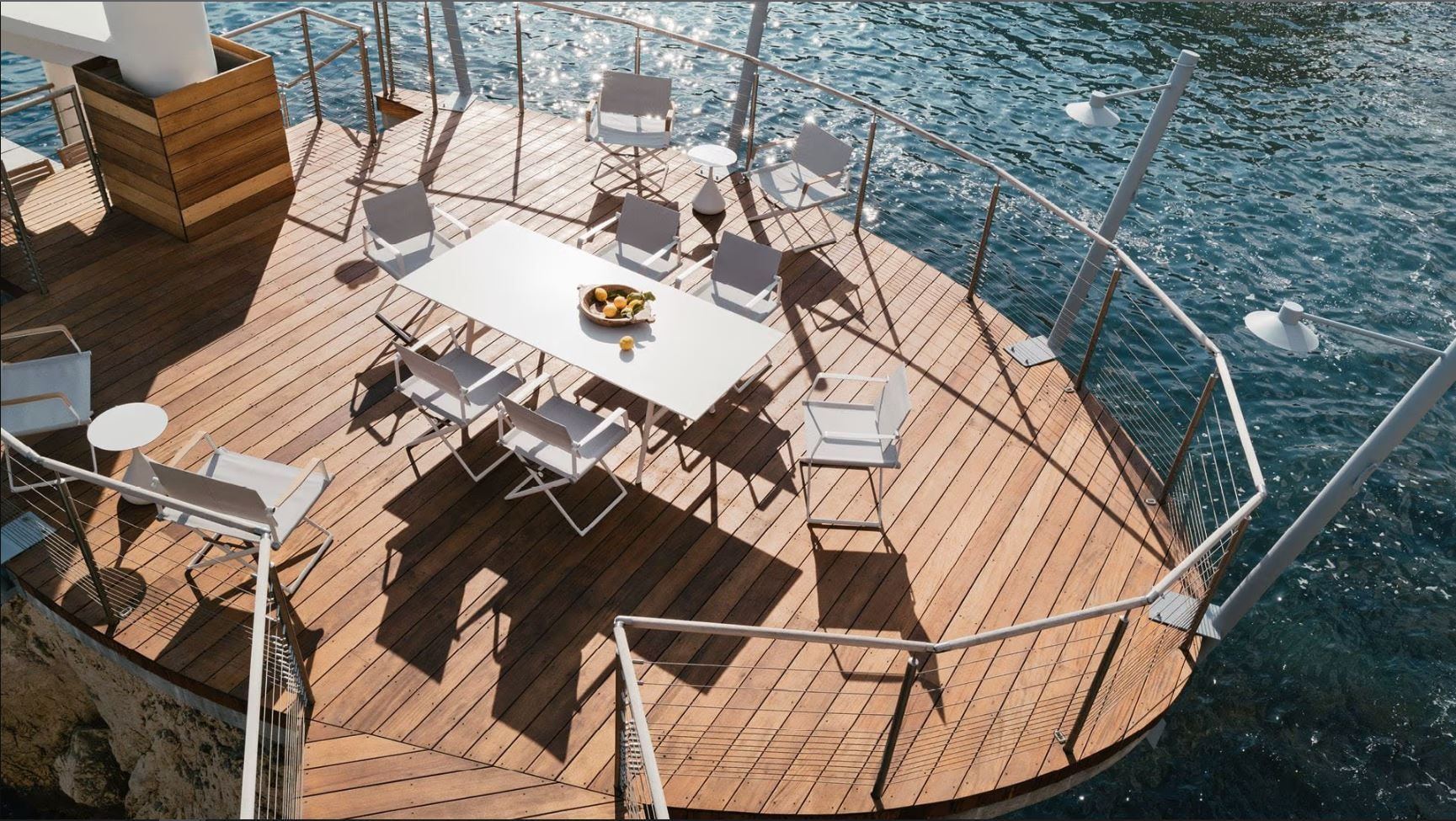 Een houten dek met een tafel en stoelen in het water