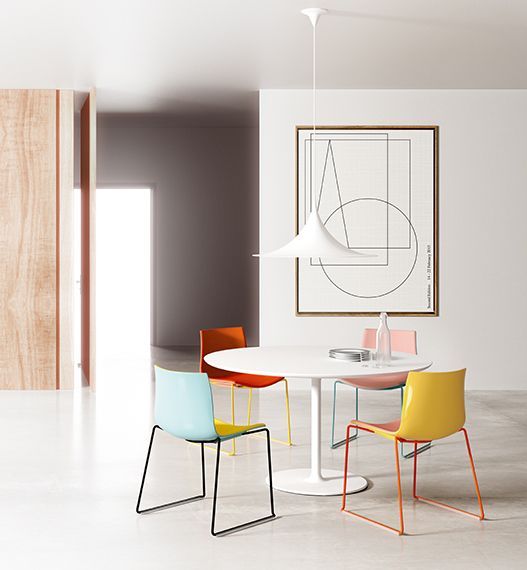 Een kamer met een tafel en stoelen en een schilderij aan de muur