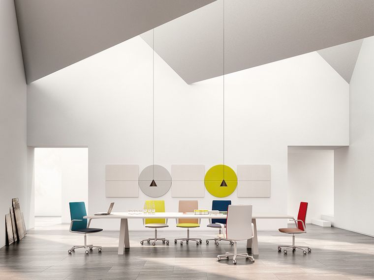 Een conferentieruimte met een lange tafel en stoelen