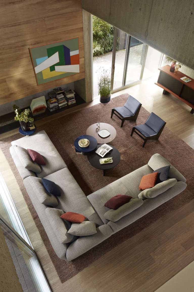 Een luchtfoto van een woonkamer met een bank en stoelen