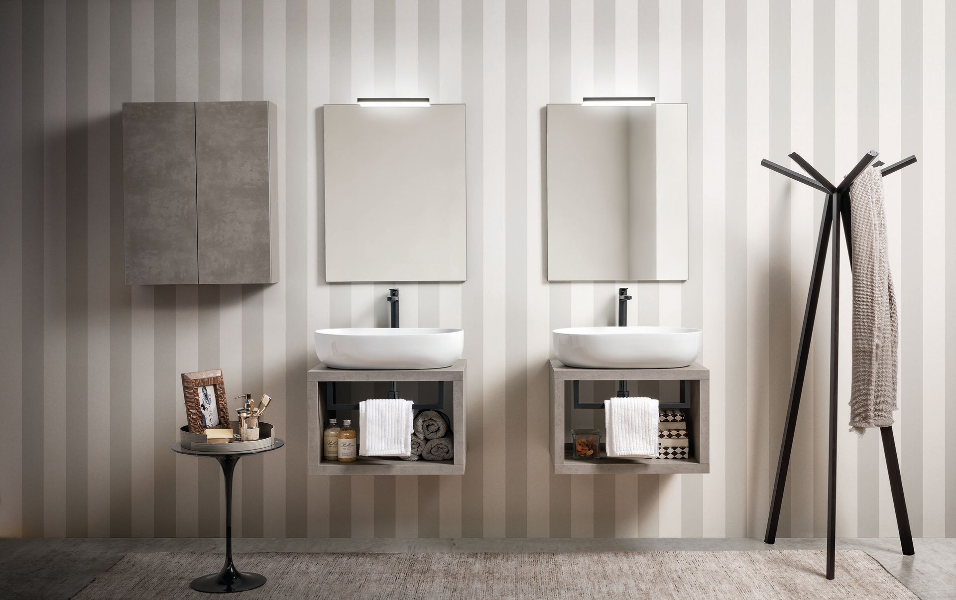 Een badkamer met twee wastafels en twee spiegels