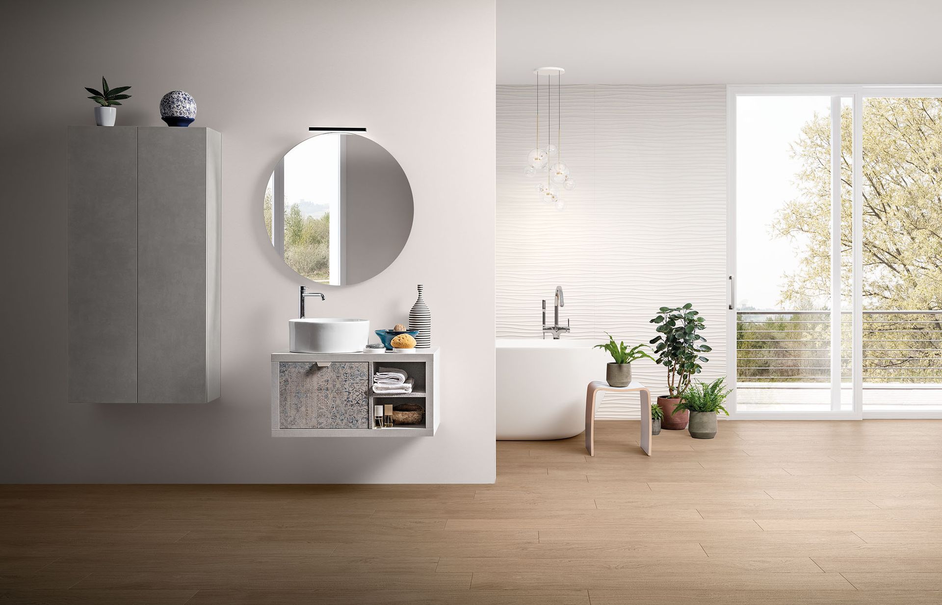 Een badkamer met wastafel, spiegel en bad.