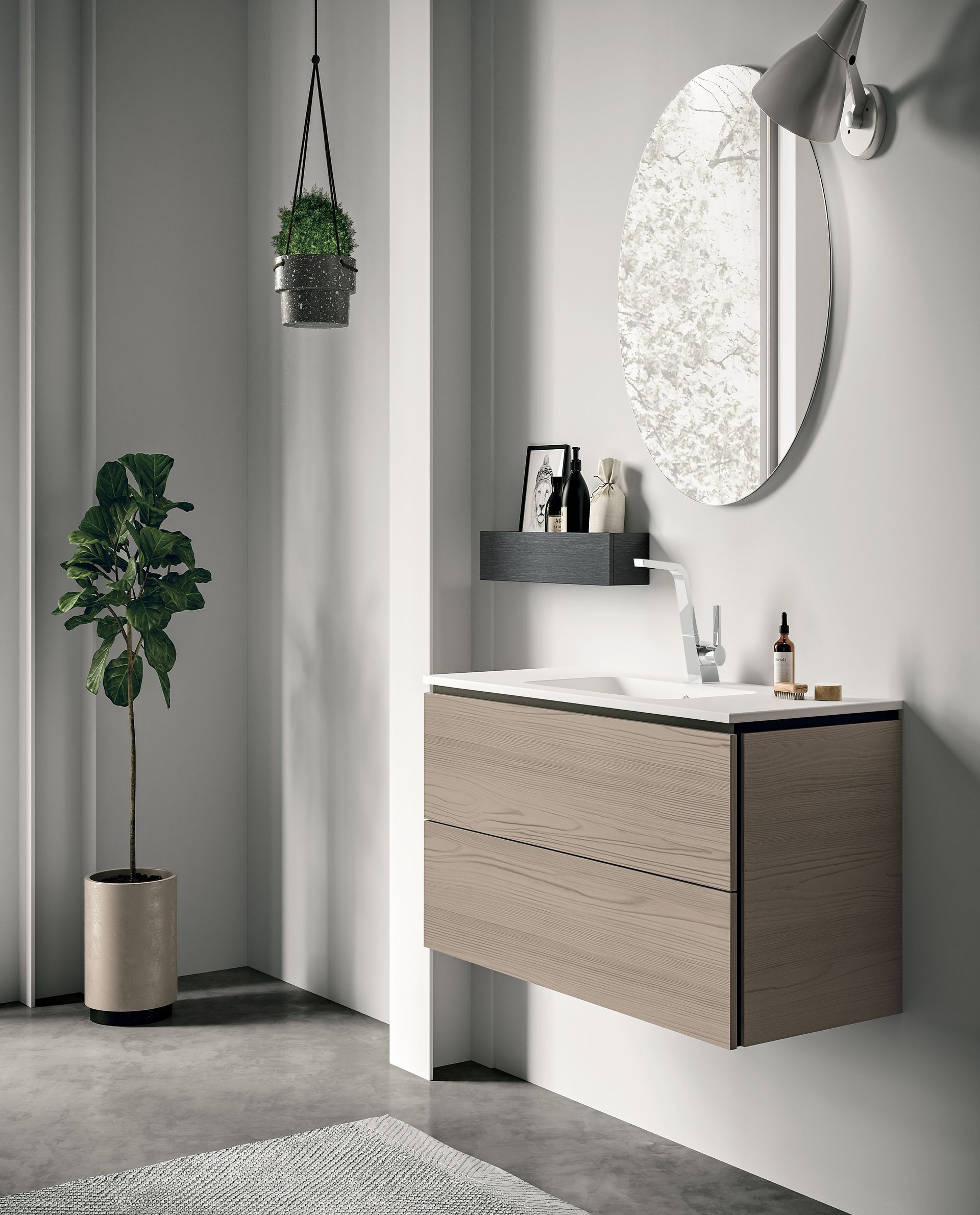 Een badkamer met een wastafel, spiegel en een potplant.
