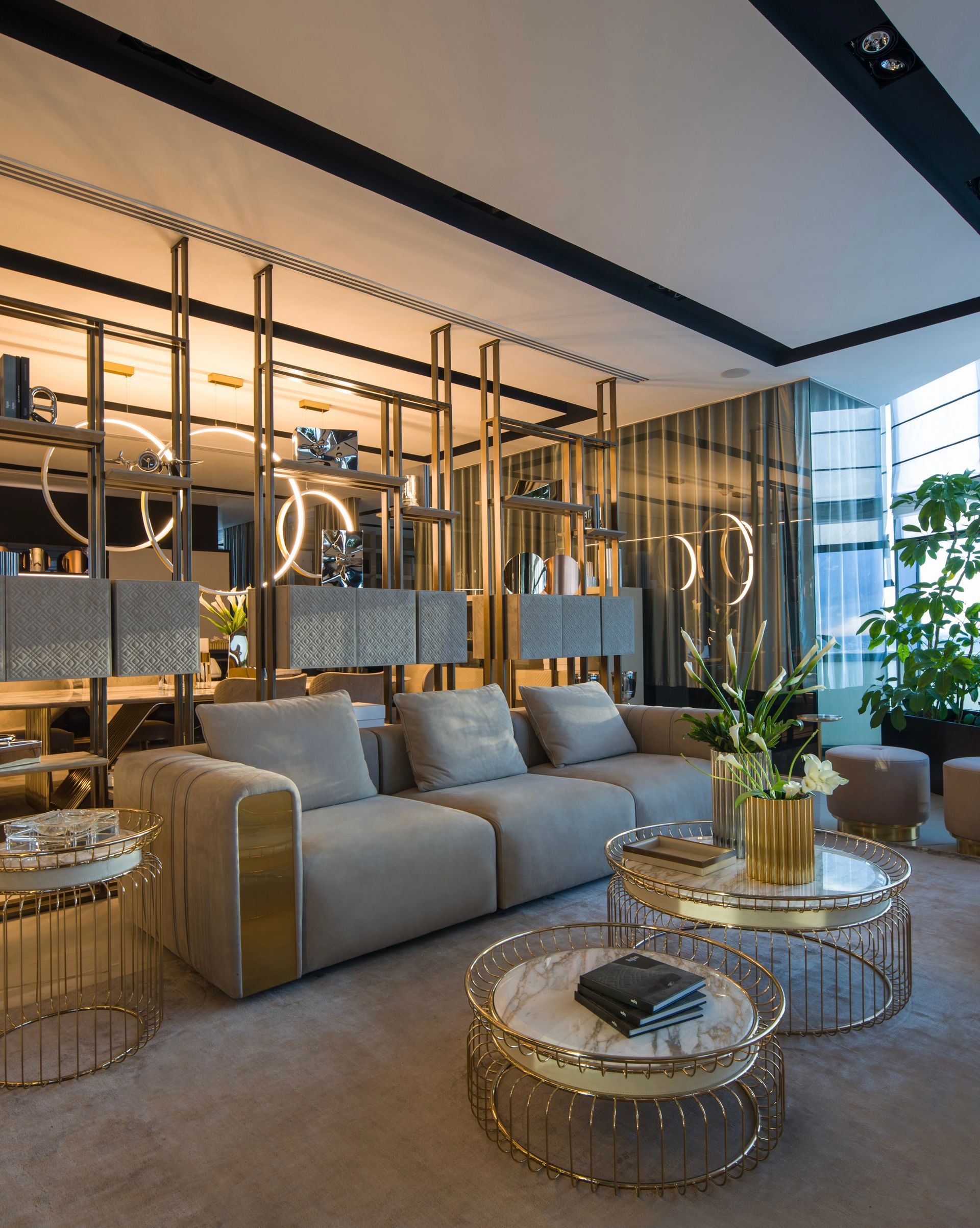 Een woonkamer met een bank en twee salontafels