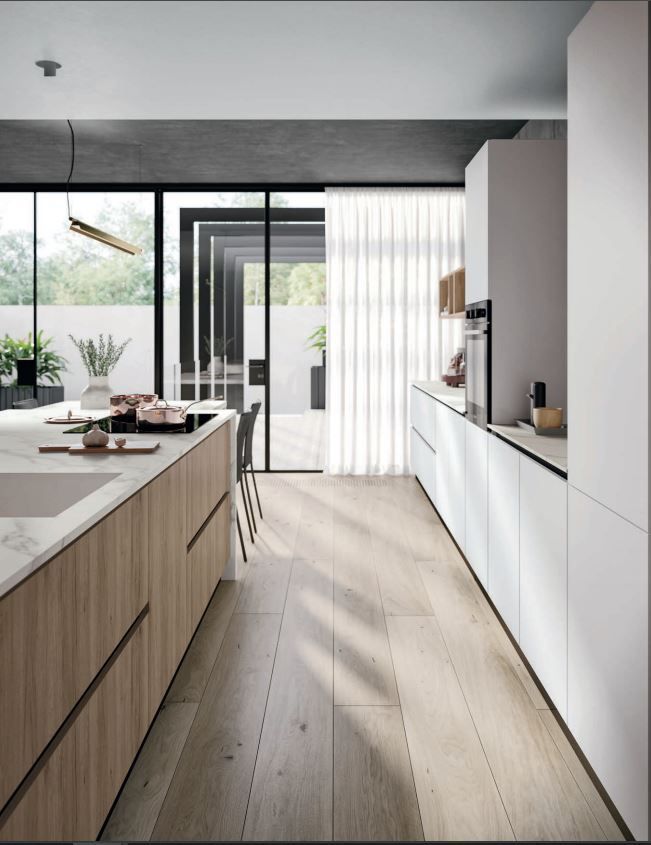 Een keuken met houten kasten en witte aanrechtbladen