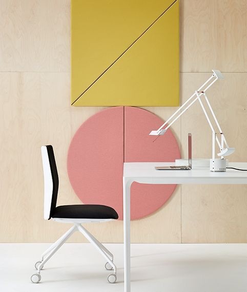 Een stoel staat naast een bureau met een lamp erop