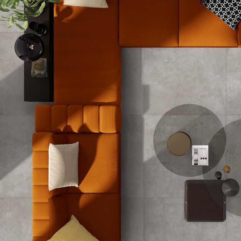 Een luchtfoto van een woonkamer met een oranje hoekbank