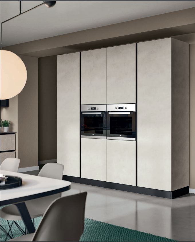 Een keuken met witte kasten en roestvrijstalen apparatuur