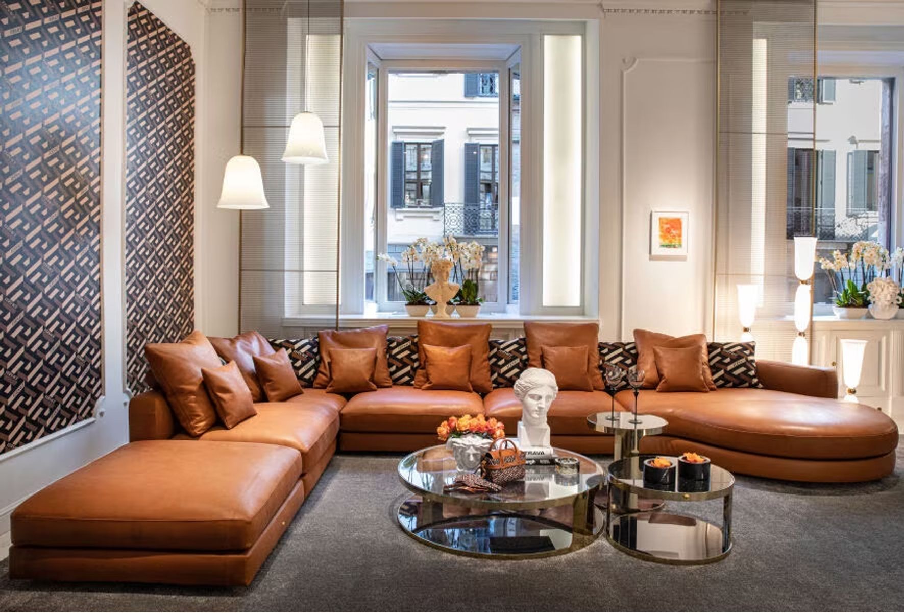 Een woonkamer met een grote hoekbank en twee salontafels