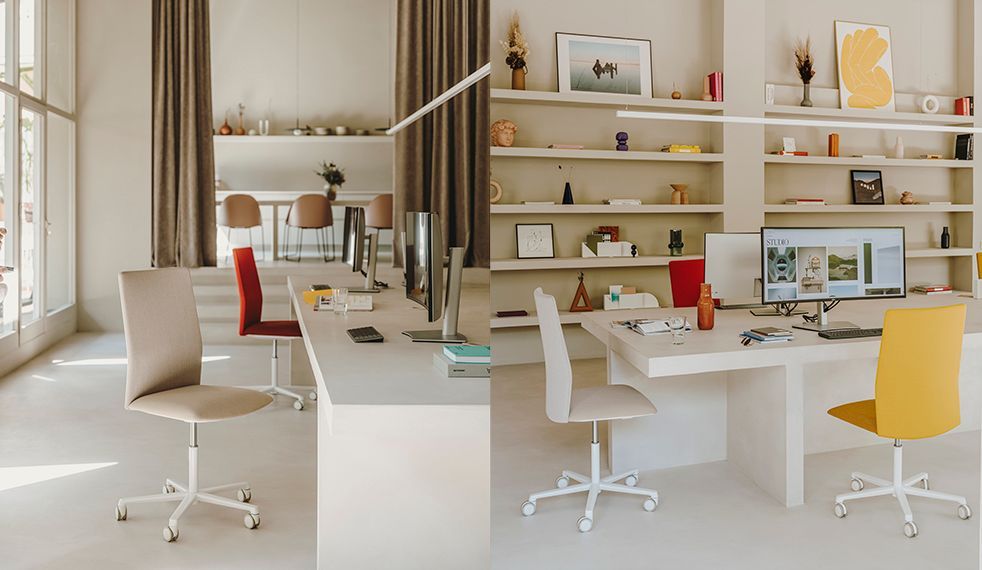 Een paar foto's van een kamer met een bureau en stoelen.