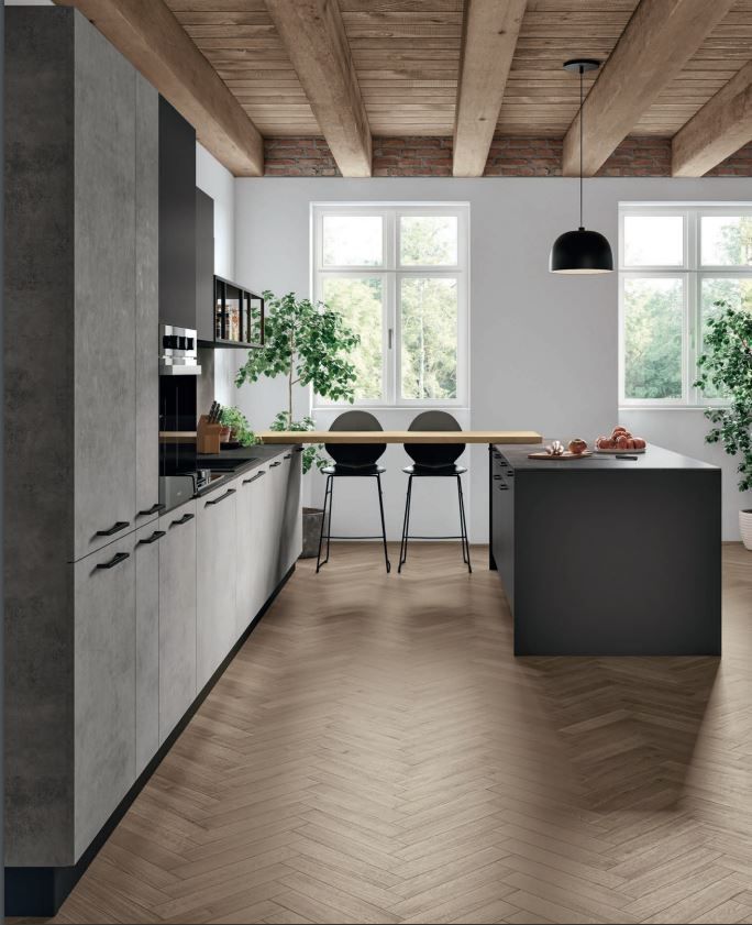 Een keuken met een groot eiland en een tafel