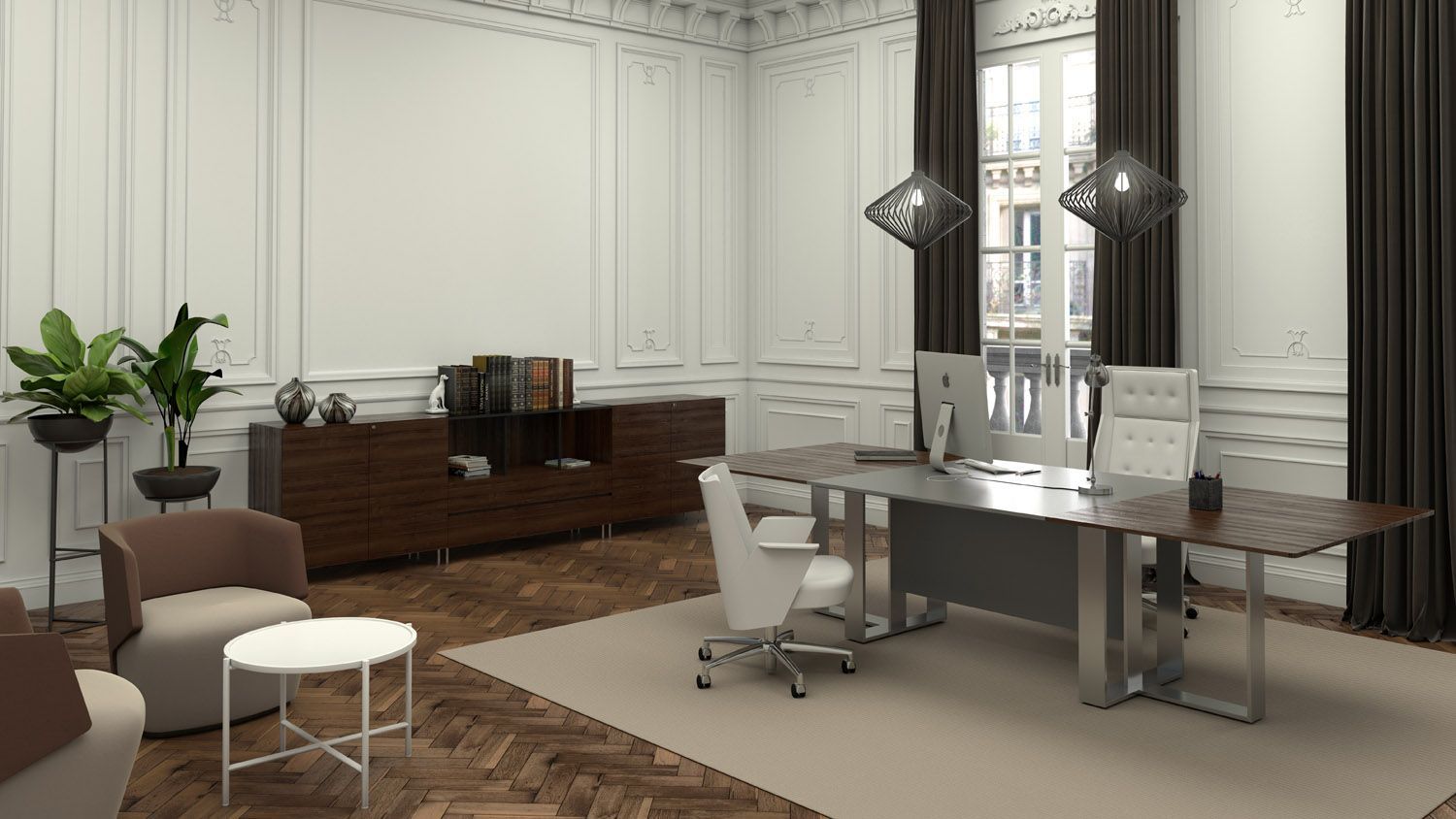 Een kamer met een bureau, stoelen, een tafel en een raam.