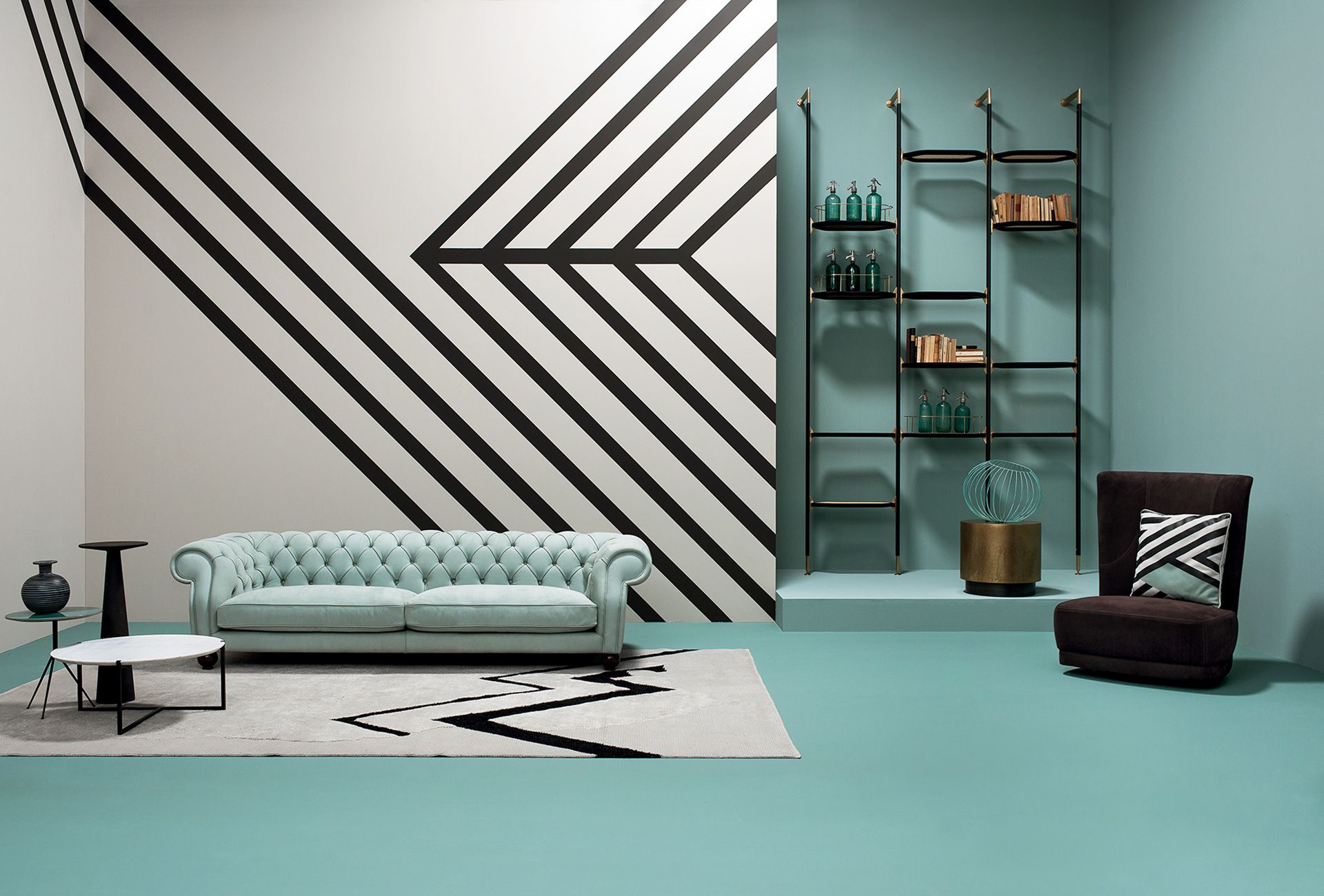 Een woonkamer met een bank, stoel, salontafel en planken.