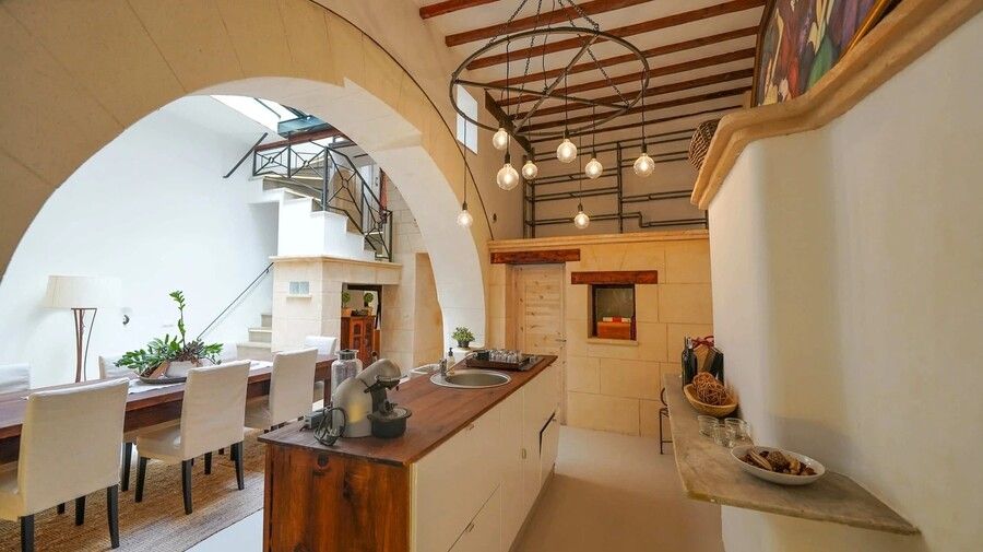 Een keuken met een groot kookeiland in het midden
