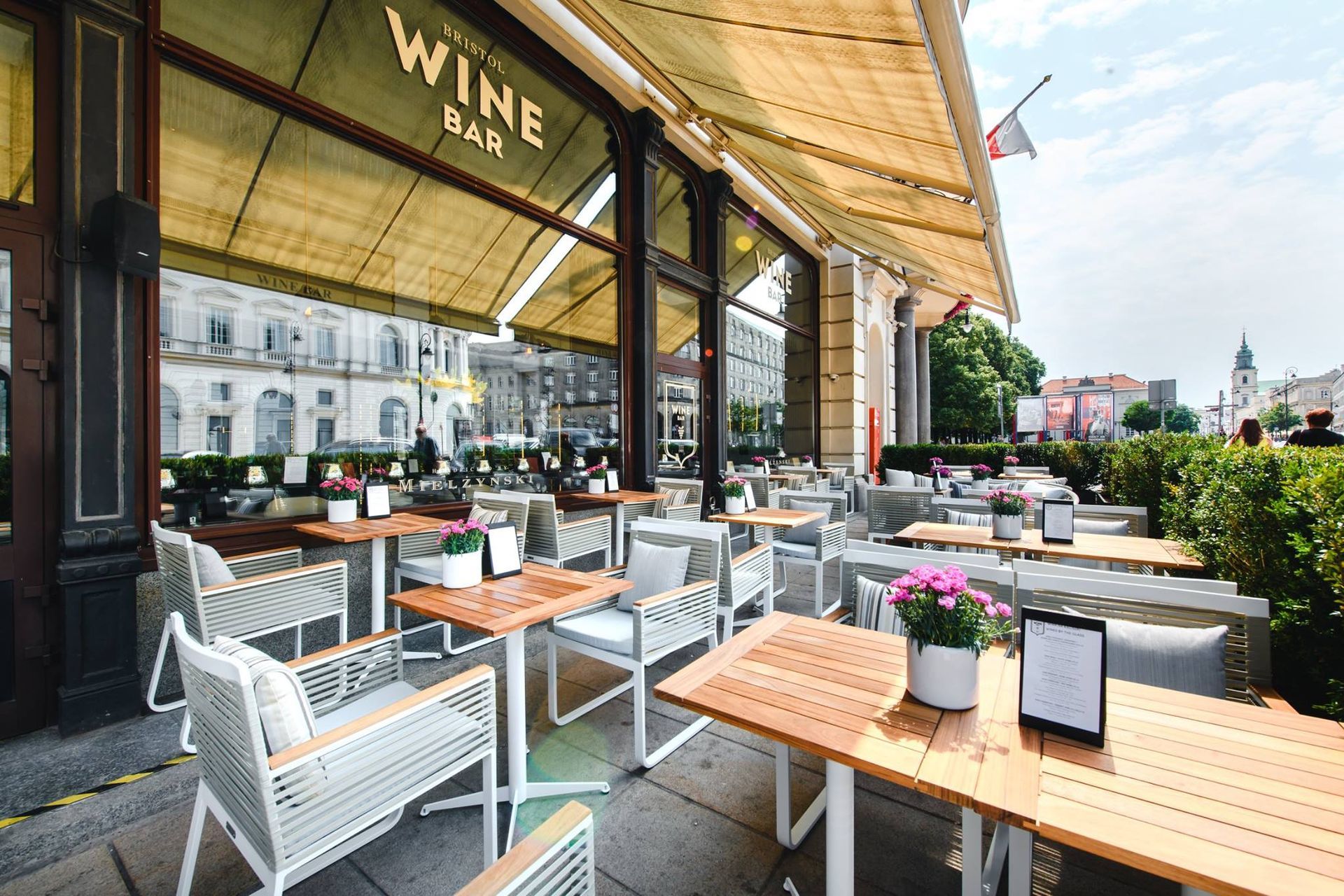 Er staan ​​veel tafels en stoelen buiten een restaurant.