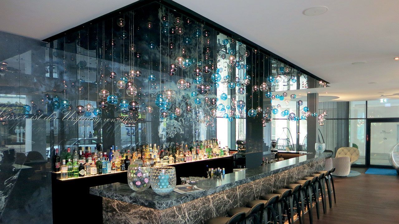 Een lange bar in een restaurant met veel alcohol erop.