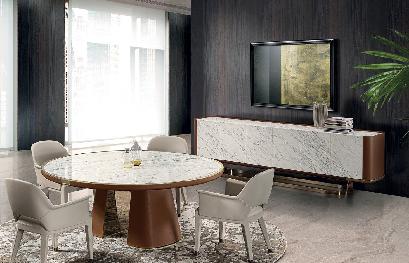 Een eetkamer met een ronde tafel, stoelen en een flatscreen-tv.