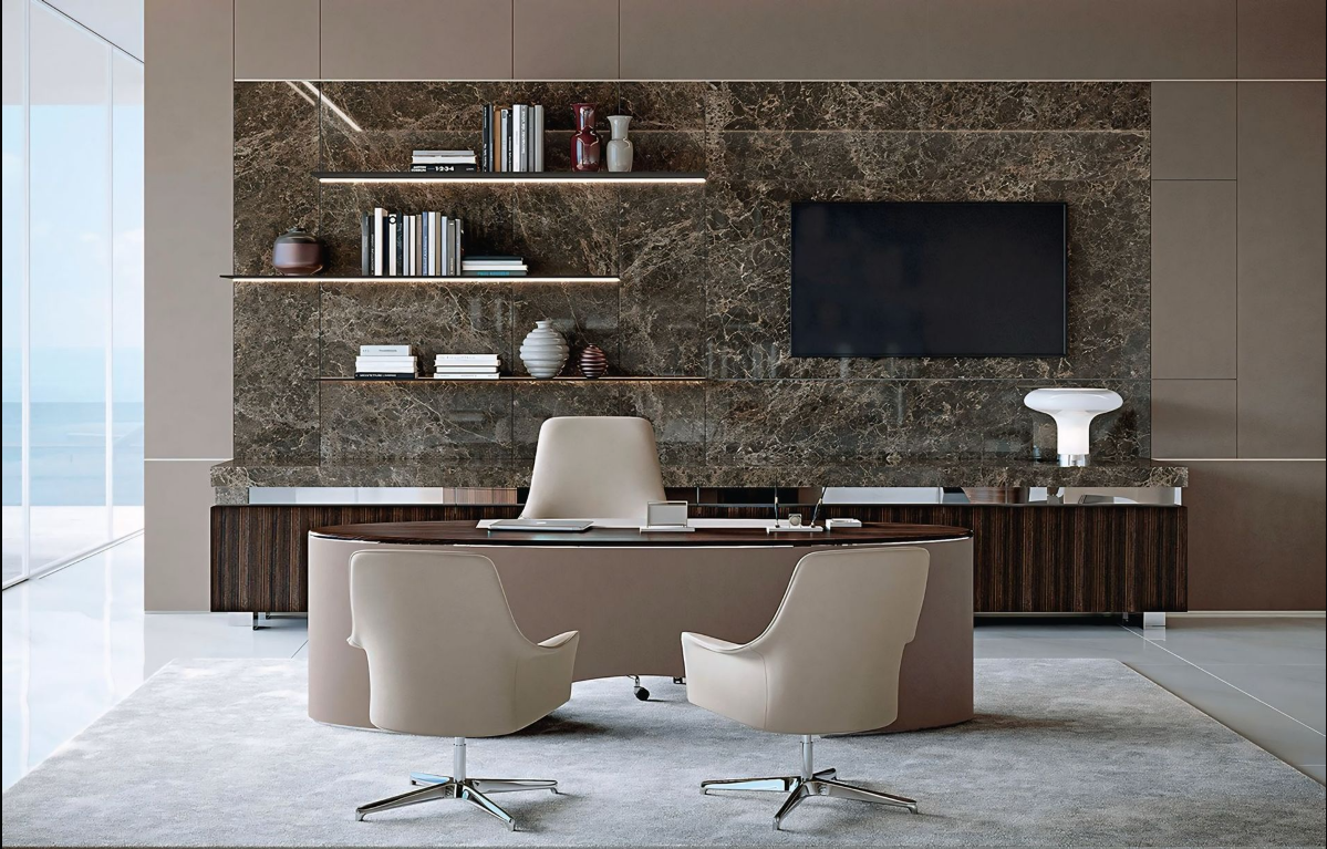 Een modern kantoor met een bureau, stoelen, planken en een flatscreen-tv.