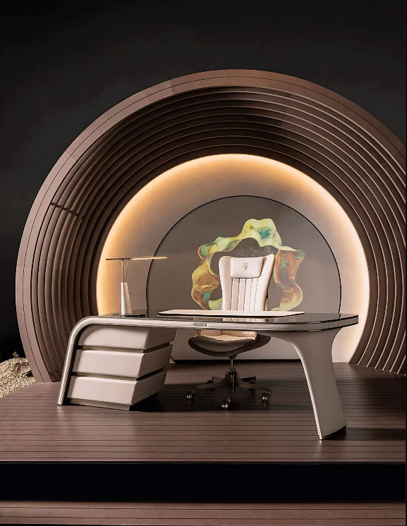 Een bureau met een stoel voor een muur met een schilderij erop.