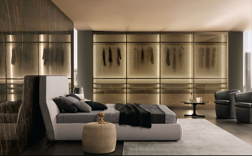 Een slaapkamer met een groot bed en een grote kledingkast