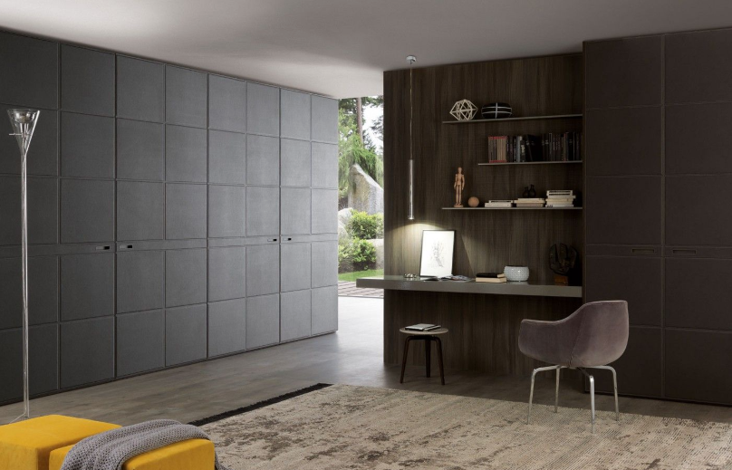 Een woonkamer met een bureau en een stoel erin