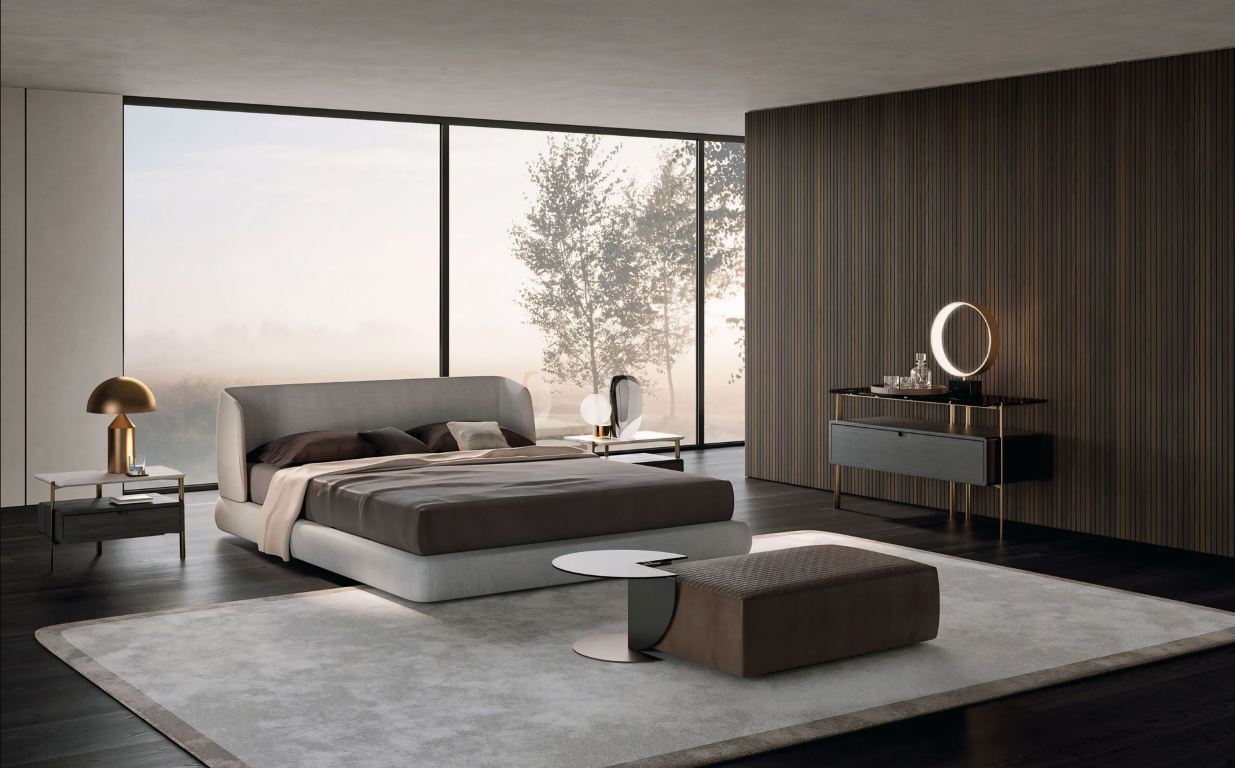 Een slaapkamer met een groot bed en een groot raam.