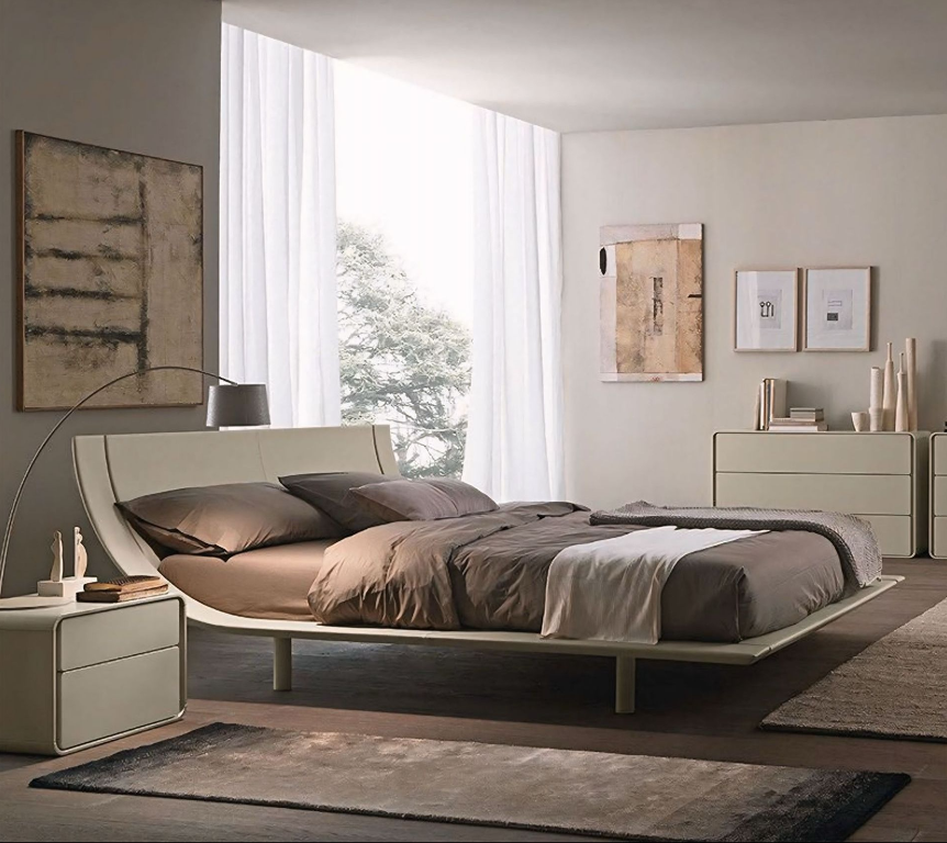 Een slaapkamer met een groot bed en een kleed