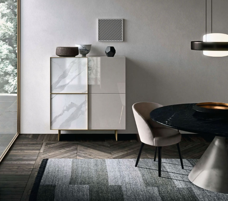 Een eetkamer met een ronde tafel en stoelen
