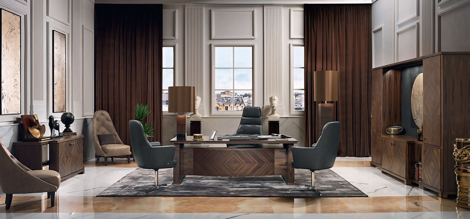 Een groot kantoor met een bureau, stoelen, kasten en gordijnen.