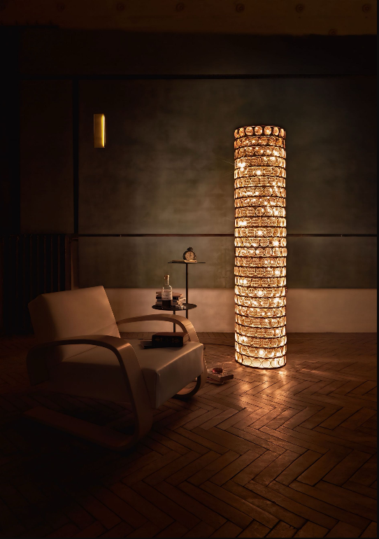 Een kamer met een stoel en een lamp op de vloer