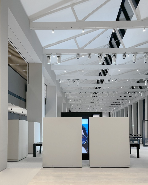 Een grote kamer met een plafond waar veel licht op schijnt