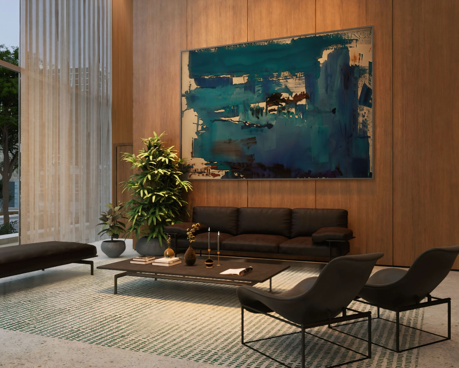 Een woonkamer met een bank en stoelen en een groot schilderij aan de muur