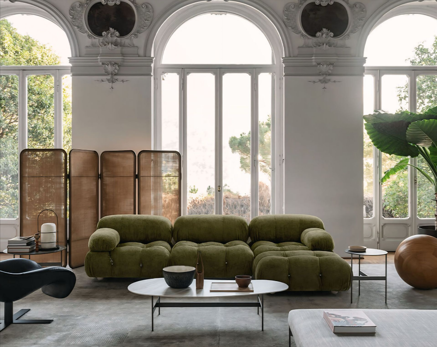 Een woonkamer met een groene bank en een salontafel