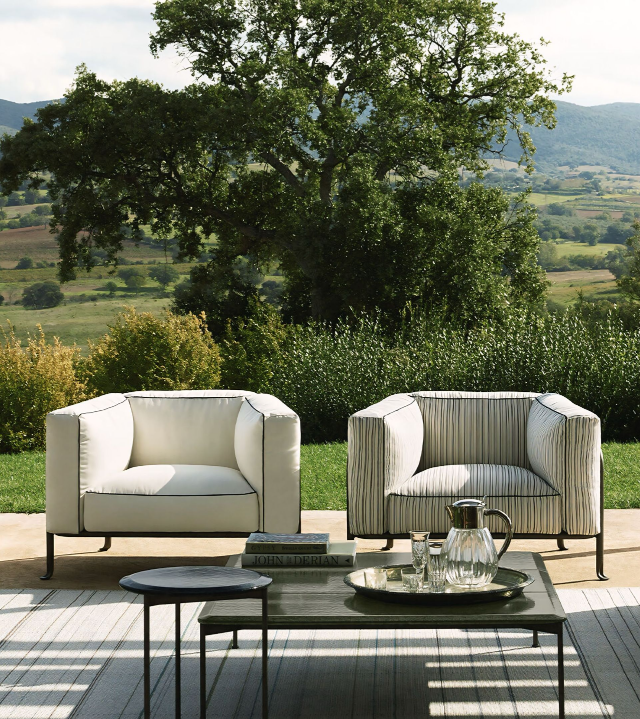 Twee witte stoelen staan ​​naast een salontafel