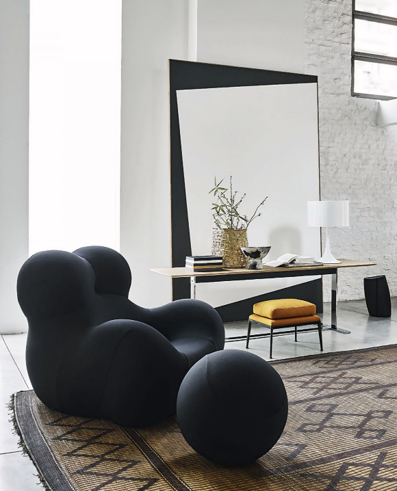 Een woonkamer met twee zwarte stoelen en twee zwarte ballen