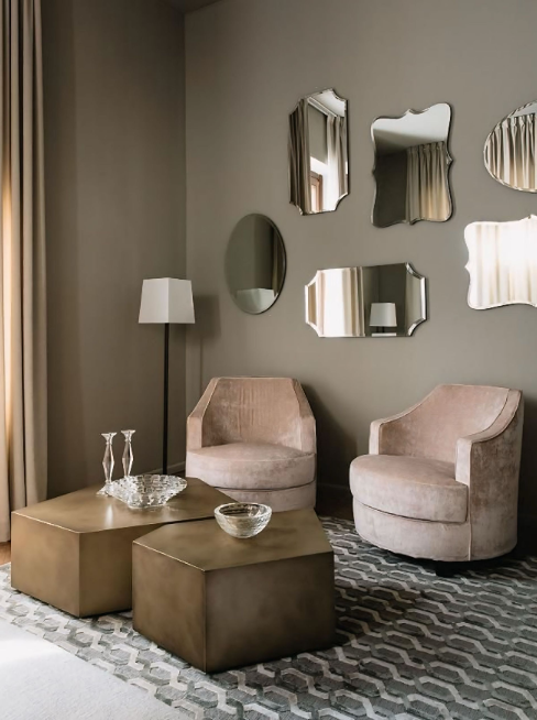 Een woonkamer met twee stoelen en een salontafel