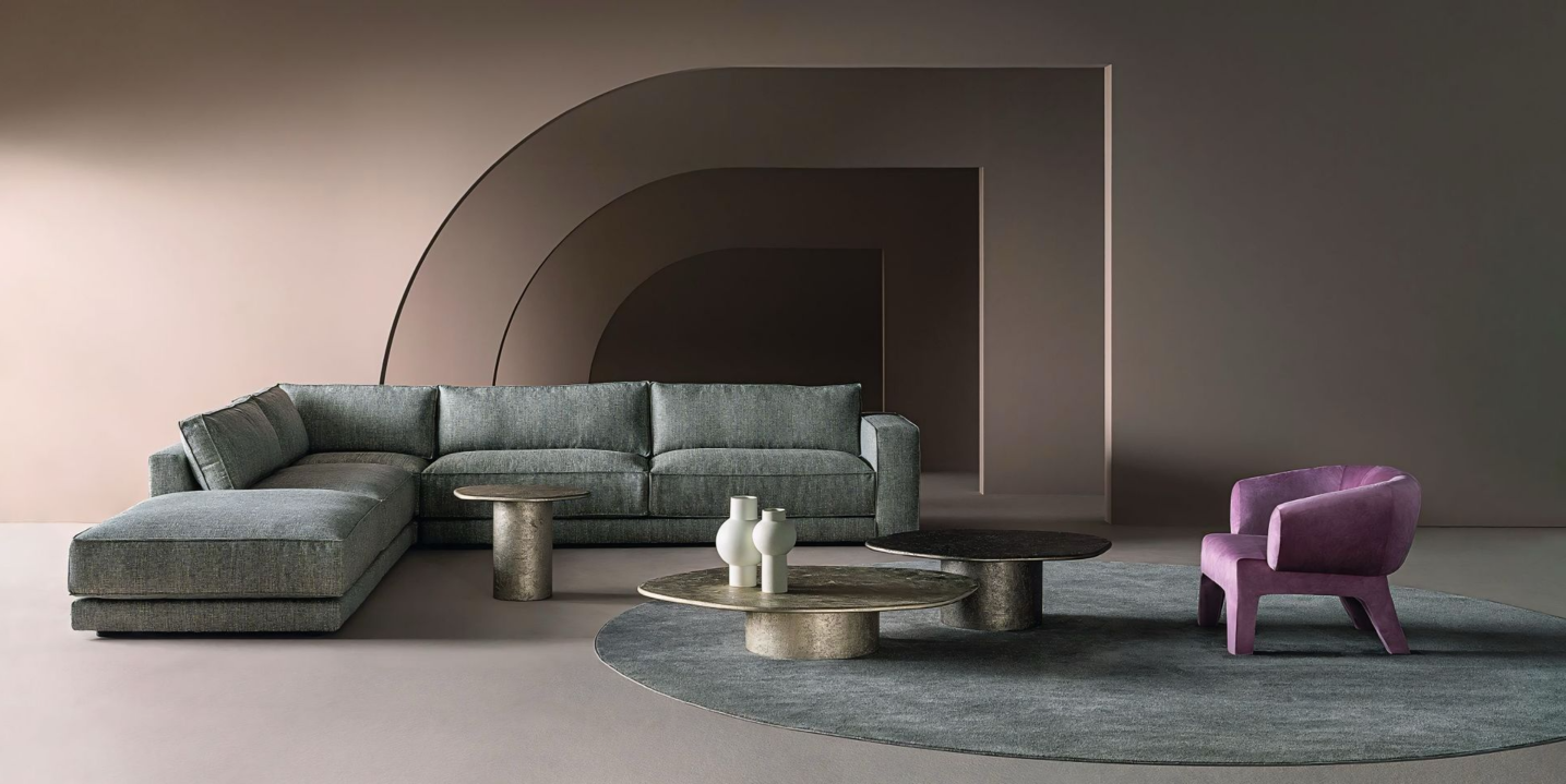 Een woonkamer met een bank, stoel, salontafel en tapijt.