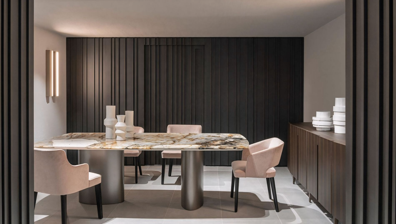 Een eetkamer met een lange tafel en stoelen.