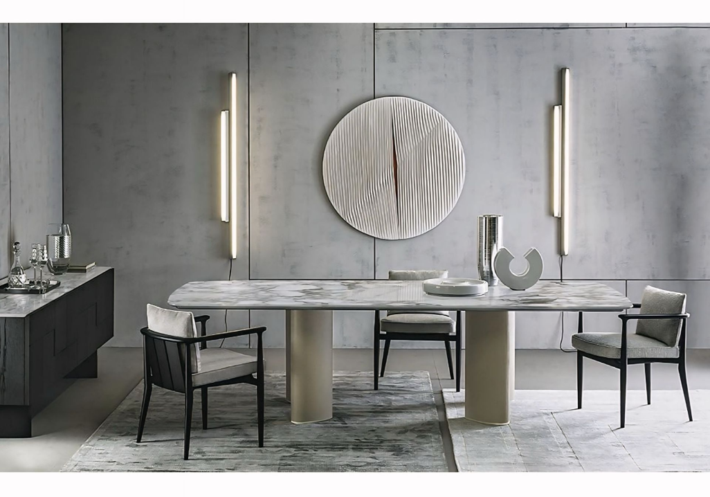 Een eetkamer met een tafel, stoelen en een spiegel aan de wand.