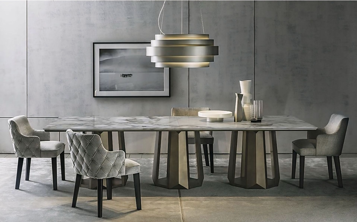 Een eetkamer met een tafel, stoelen en een schilderij aan de muur.